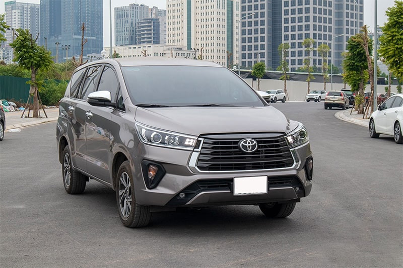 Hình ảnh tổng thể xe Toyota Innova 2021 màu bạc