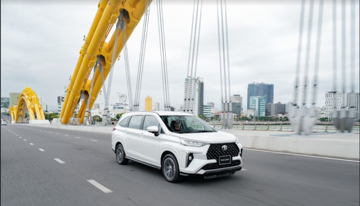 Hình ảnh Toyota Veloz Cross 7 chỗ đang vận hành trên đường, thể hiện sự linh hoạt