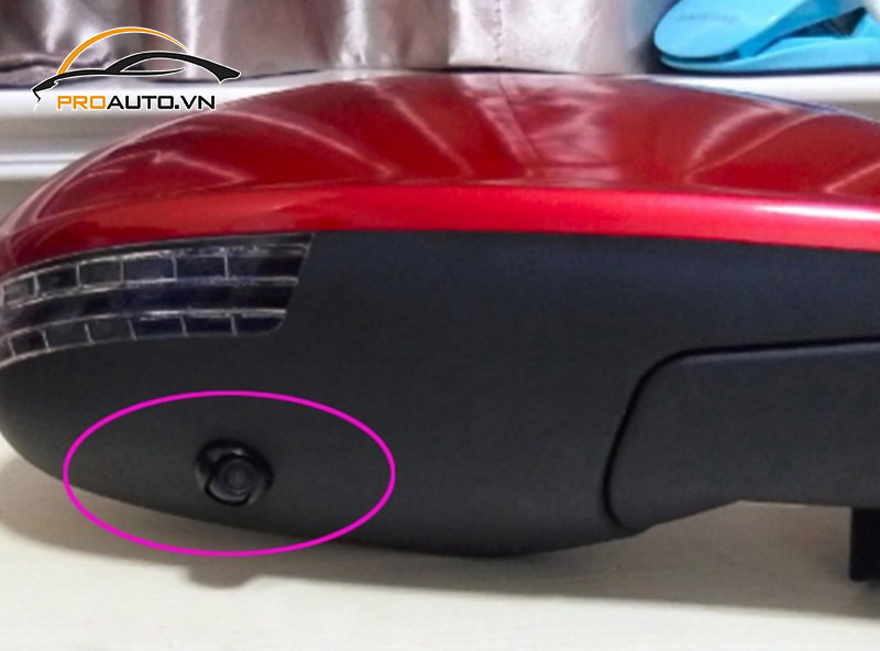 Hình ảnh từ camera cập lề hiển thị trên màn hình trong xe