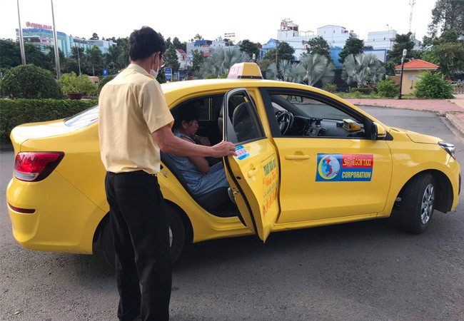 Hình ảnh xe của một hãng taxi Vĩnh Long đang hoạt động