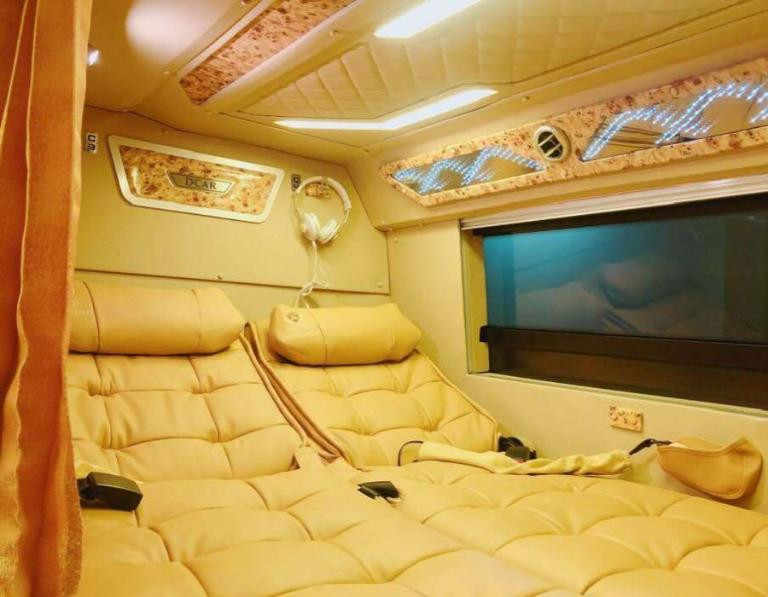 Hình ảnh xe giường nằm của nhà xe Giáp Diệp đang chạy trên đường