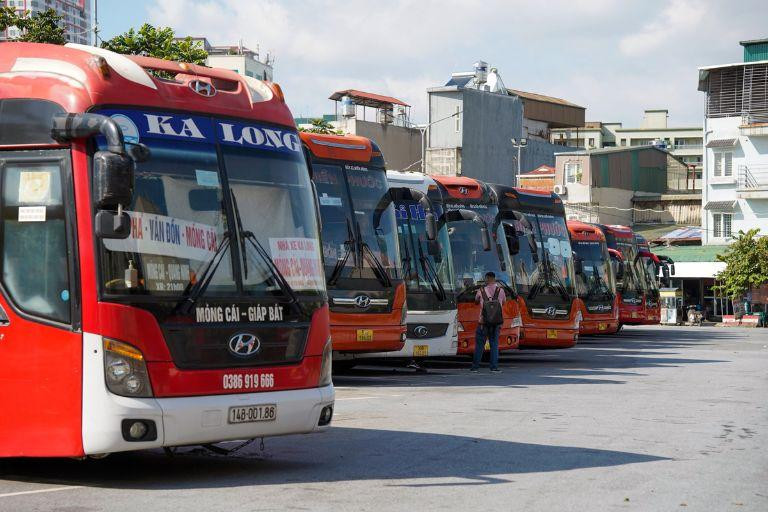 Hình ảnh xe khách đang di chuyển trên đường cao tốc, minh họa hành trình từ Bắc Ninh đi Quảng Ninh
