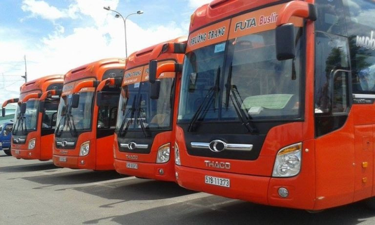 Hình ảnh xe khách đang đỗ tại bến, thể hiện tuyến xe khách Hà Nội Bắc Ninh phổ biến