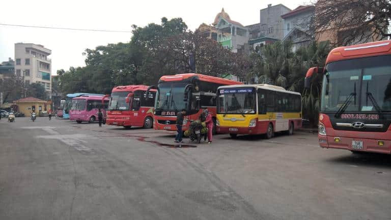 Hình ảnh xe khách đang đỗ tại bến xe Bắc Ninh, minh họa mạng lưới tuyến xe phong phú
