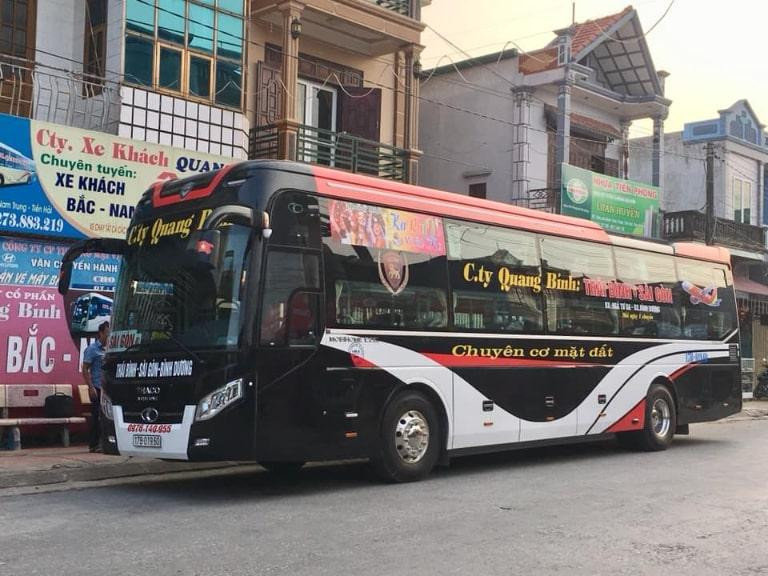 Hình ảnh xe khách đang rời Bến xe Nam Định, mở ra hành trình dài đến các tỉnh phía Nam.