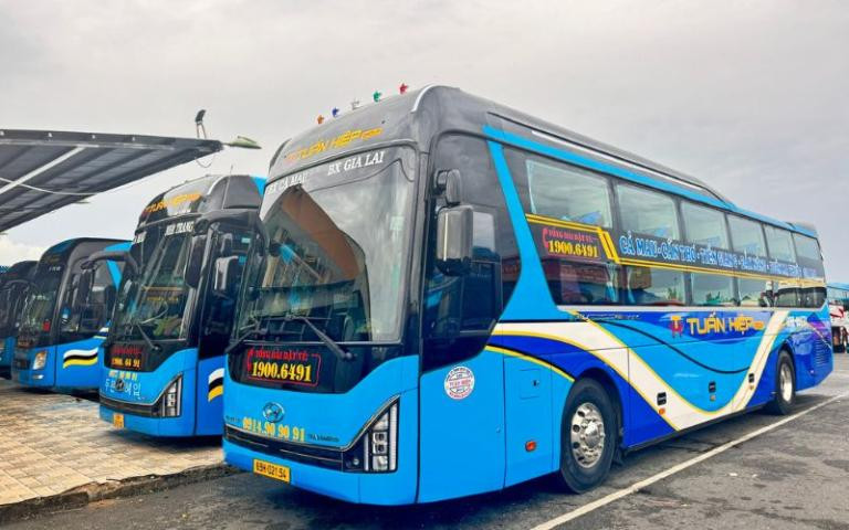 Hình ảnh xe khách đậu tại trạm dừng nghỉ trên đường Cần Thơ đi Đà Lạt