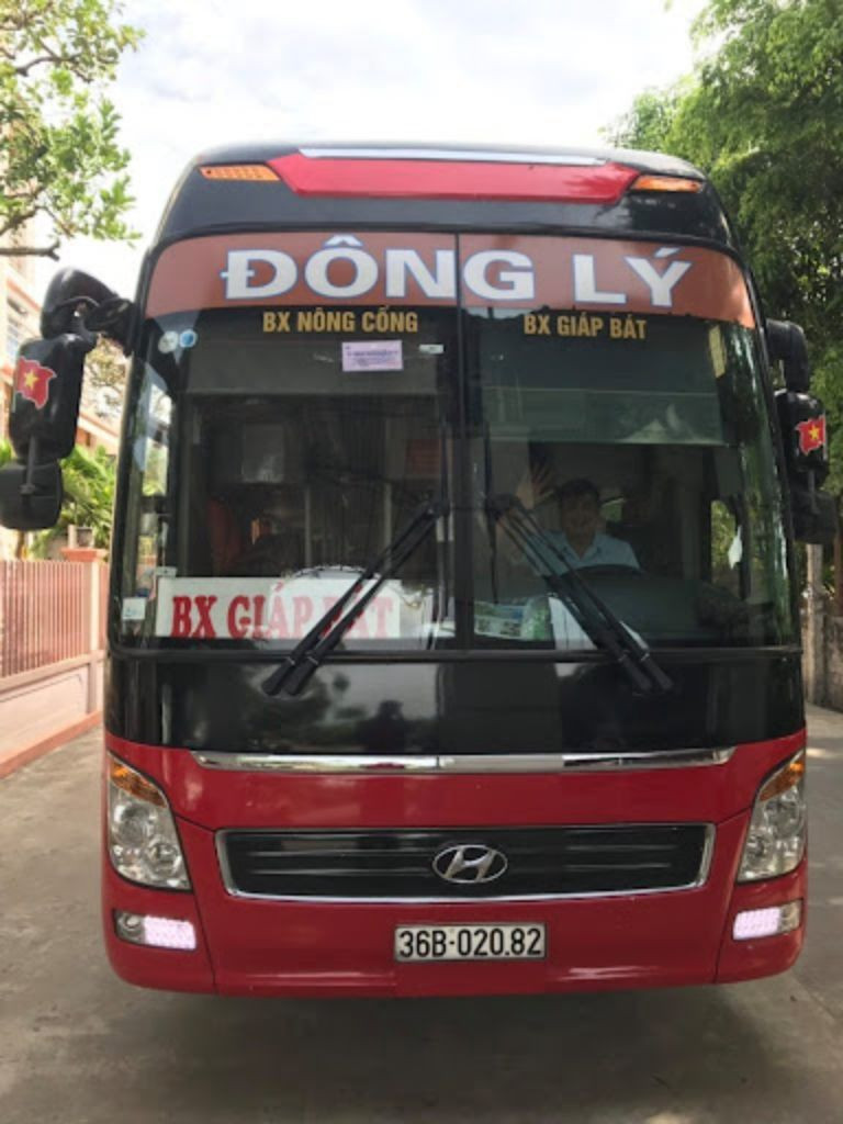 Hình ảnh xe khách Đông Lý đậu tại bến xe sẵn sàng phục vụ