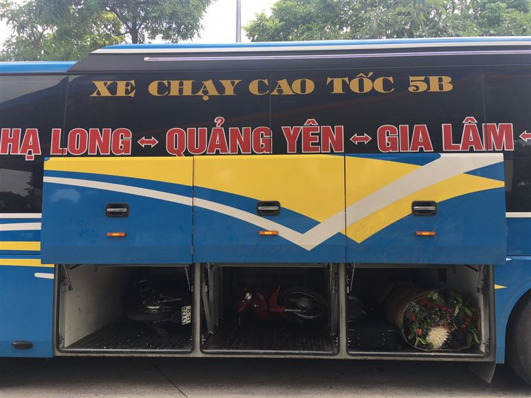 Hình ảnh xe khách Hùng Đức với không gian cốp rộng rãi phục vụ vận chuyển hàng hóa.