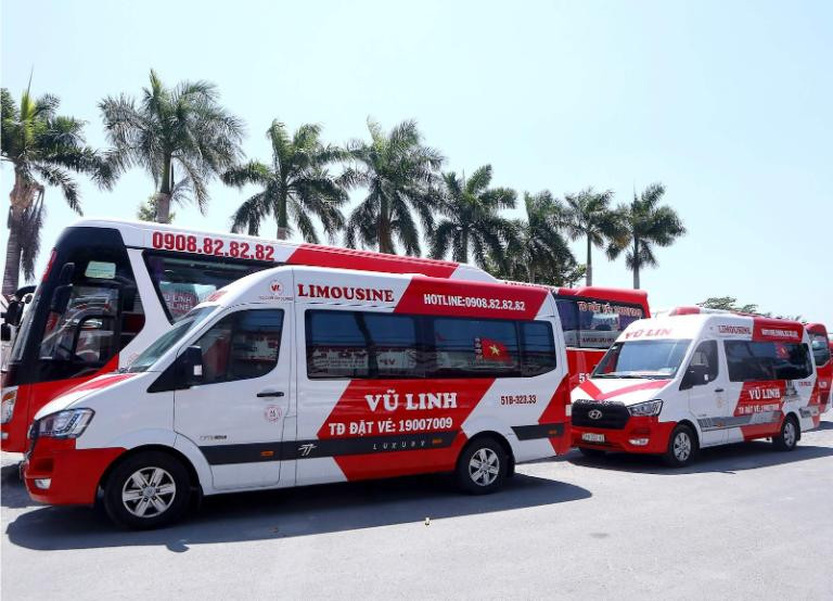 Hình ảnh xe Limousine cao cấp của Vũ Linh chạy trên đường
