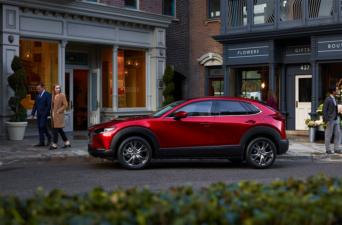 Hình ảnh xe Mazda CX-30 đang di chuyển trên đường
