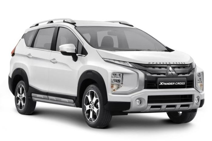 Hình ảnh xe Mitsubishi Xpander Cross màu trắng đỗ ngoài trời, đại diện cho phân khúc xe ô tô 700-800 triệu gầm cao.