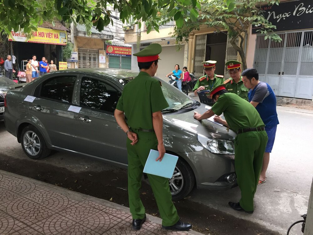 Hình ảnh xe ô tô vi phạm quy định về dừng đỗ xe