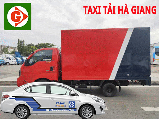 Hình ảnh xe tải chở hàng đang hoạt động trong điều kiện địa hình khó khăn tại Hà Giang