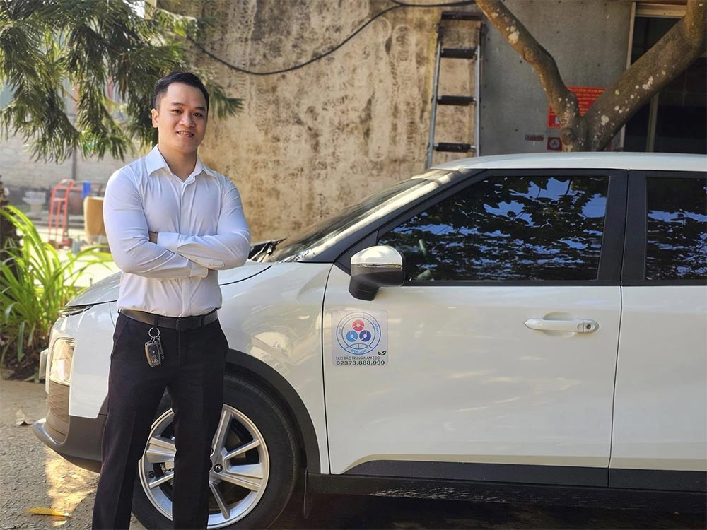 Hình ảnh xe taxi Bắc Trung Nam trên đường phố Thanh Hóa, biểu tượng cho dịch vụ vận tải chất lượng
