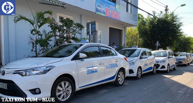 Hình ảnh xe taxi Blue-Xanh hoạt động trên đường phố Kon Tum