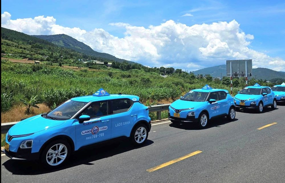 Hình ảnh xe taxi điện Lado hoạt động tại chi nhánh Lâm Đồng