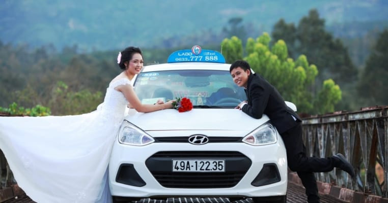 Hình ảnh xe taxi Lado, một hãng taxi uy tín tại các huyện Đồng Nai