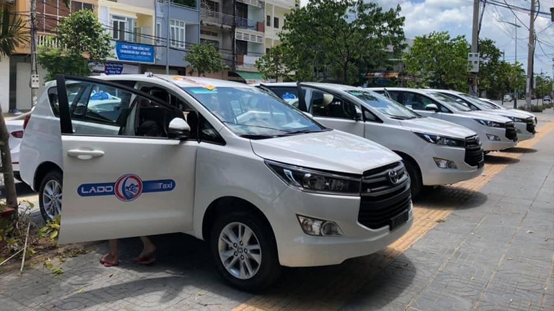 Hình ảnh xe taxi Lado, một lựa chọn đáng tin cậy cho chuyến đi sân bay Phù Cát