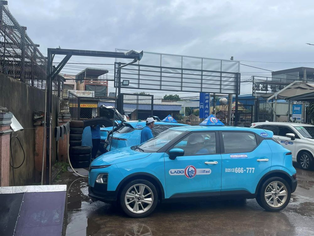 Hình ảnh xe taxi Lado, một lựa chọn di chuyển truyền thống tại Long Khánh