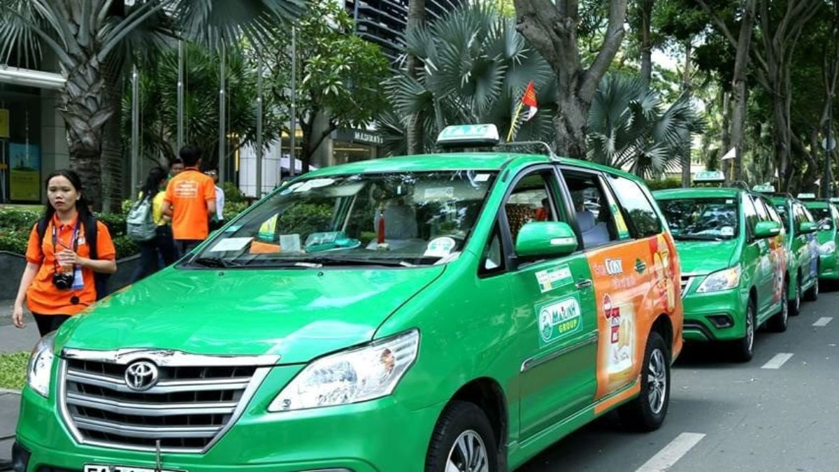 Hình ảnh xe taxi Mai Linh màu xanh lá đặc trưng tại Buôn Ma Thuột