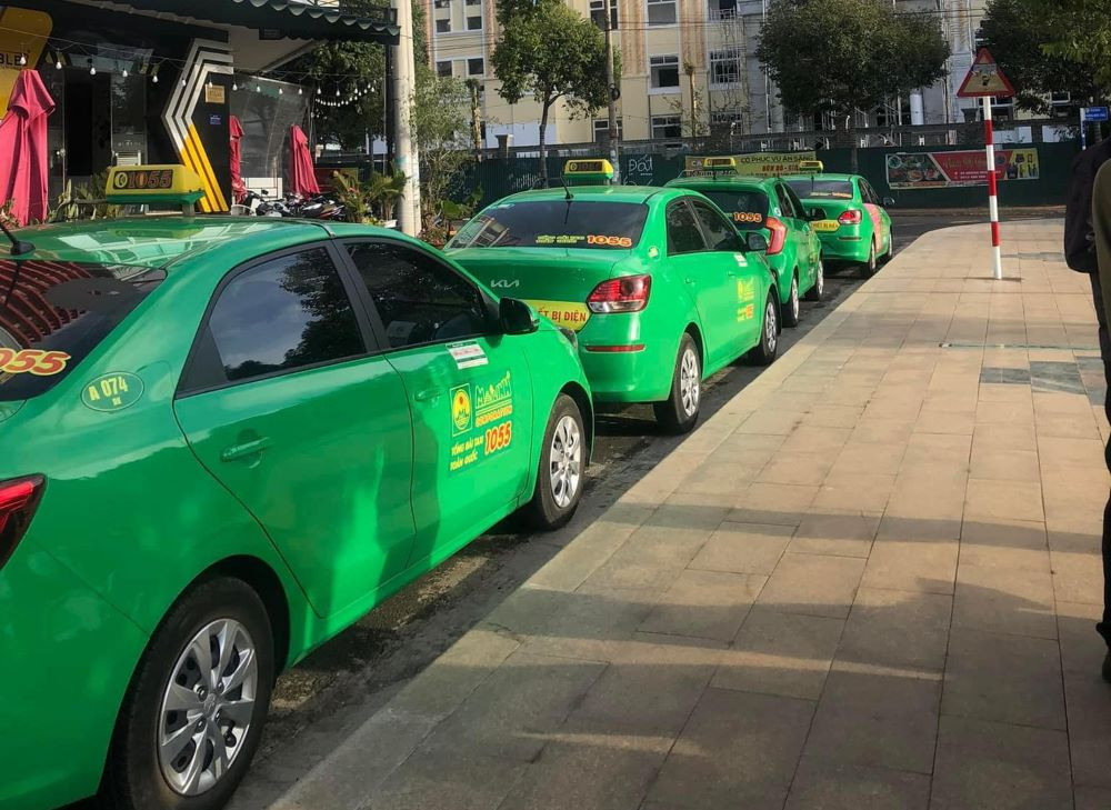 Hình ảnh xe Taxi Mai Linh phục vụ tại Long Xuyên An Giang, biểu tượng sự tin cậy