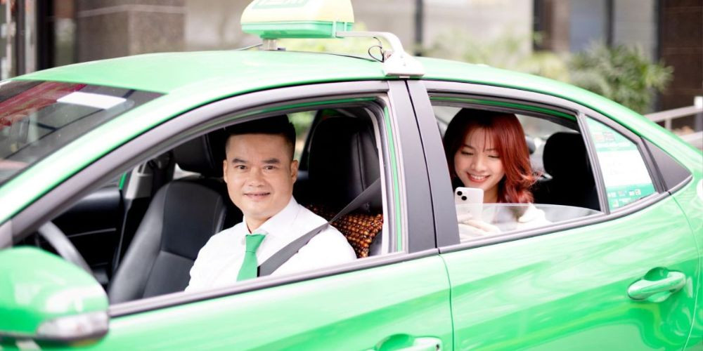 Hình ảnh xe taxi Mai Linh trống khách, sẵn sàng đón khách trên đường tại Bến Lức, Long An
