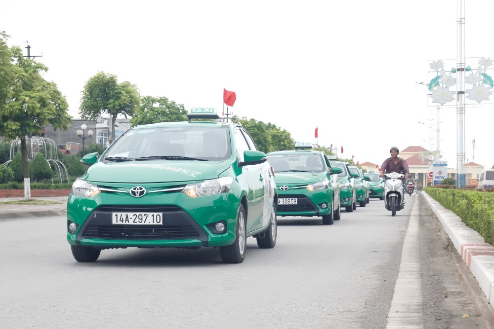 Hình ảnh xe Taxi Mai Linh với màu xanh lá nổi bật tại Quảng Ninh