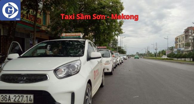 Hình ảnh xe taxi màu vàng của hãng Mekong hoạt động tại khu vực bãi biển Sầm Sơn