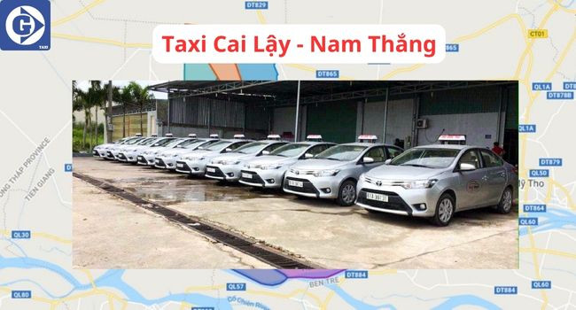 Hình ảnh xe taxi Nam Thắng màu trắng chạy trên một con đường vắng vẻ ở Cai Lậy
