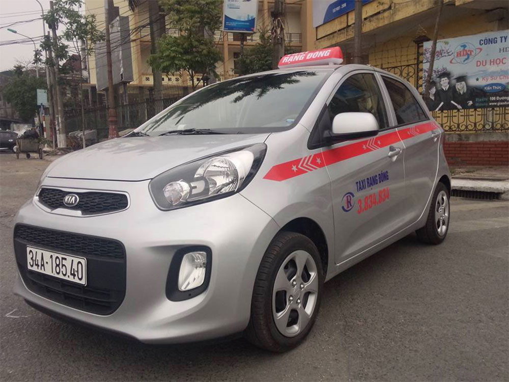 Hình ảnh xe taxi Rạng Đông đang đậu trên đường phố Thanh Hóa, cho thấy sự sẵn có của dịch vụ taxi truyền thống.