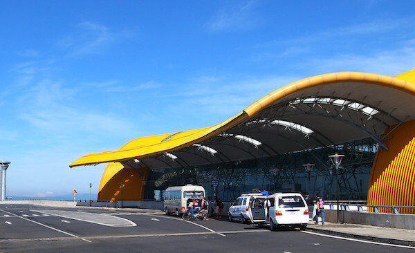 Hình ảnh xe taxi sân bay đậu chờ khách, minh họa dịch vụ taxi Đơn Dương sân bay