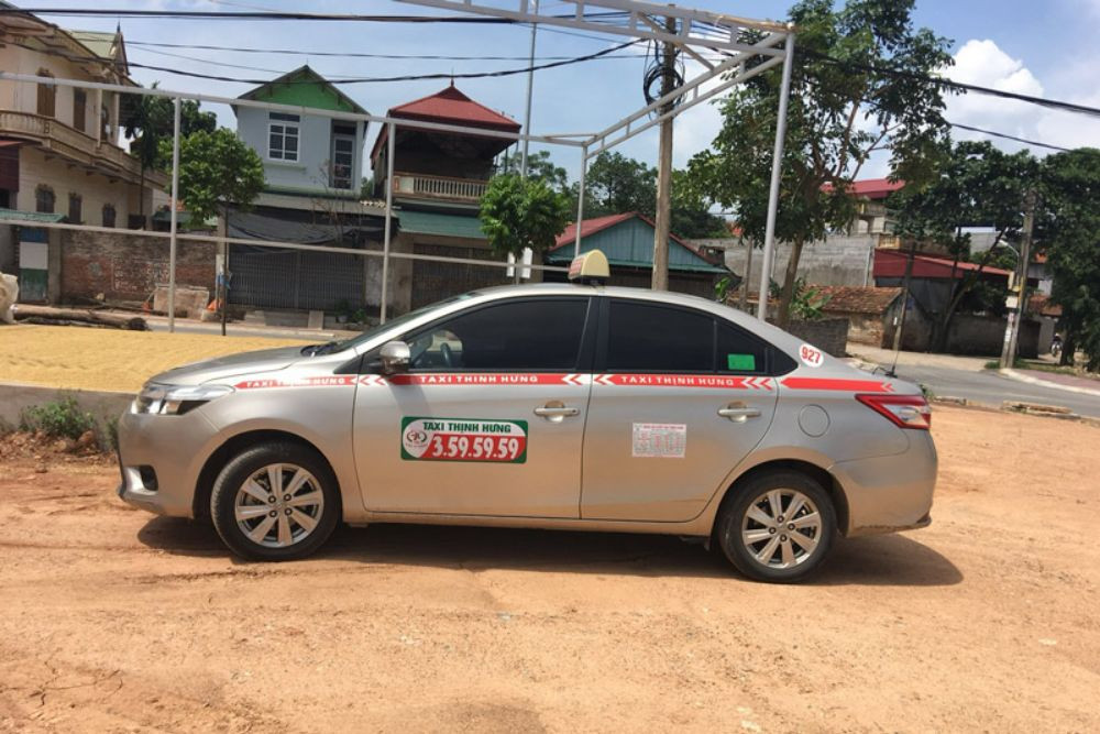 Hình ảnh xe taxi Thịnh Hưng đang đón khách, một lựa chọn khác cho di chuyển tại Vĩnh Phúc