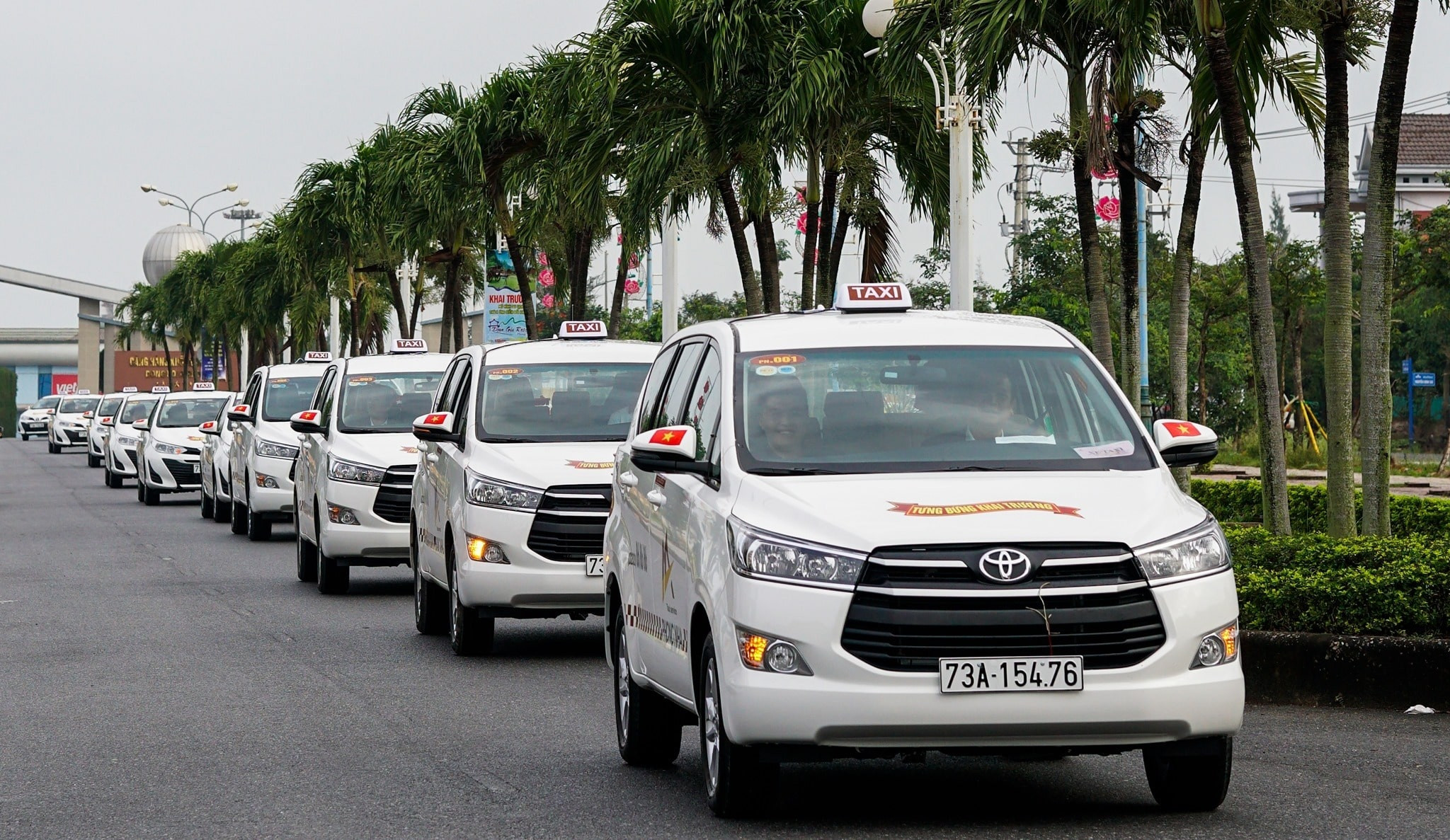 Hình ảnh xe taxi trên đường phố tại Quảng Bình