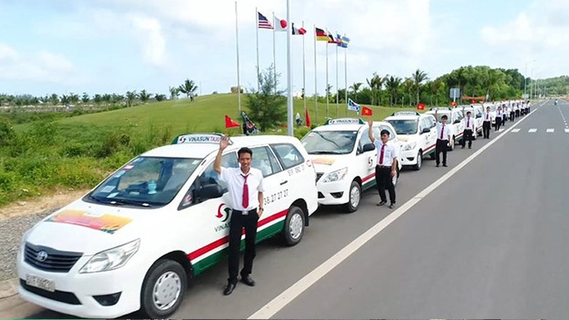 Hình ảnh xe taxi Vinasun màu trắng quen thuộc đang đỗ ở Cần Thơ, sẵn sàng phục vụ hành khách.