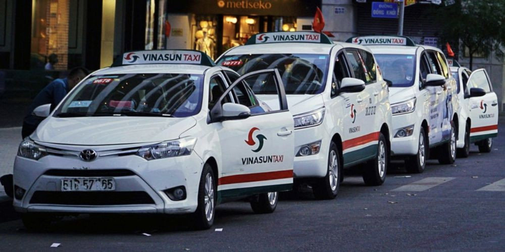 Hình ảnh xe Taxi Vinasun nổi tiếng với dịch vụ và đội xe đa dạng, phủ sóng trên nhiều tỉnh thành, là lựa chọn tin cậy khi tìm số taxi ở Diên Khánh