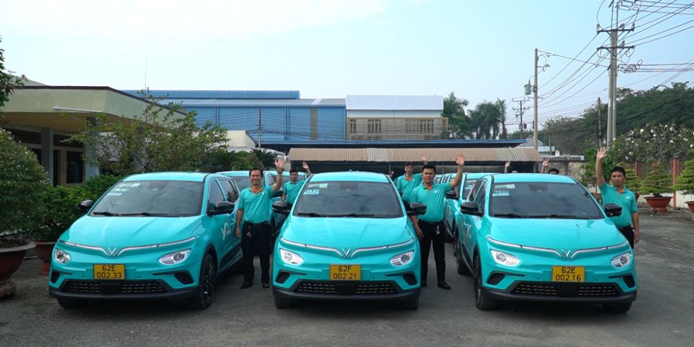 Hình ảnh xe taxi Xanh SM điện màu xanh lá cây đỗ trên đường, sẵn sàng phục vụ khách hàng tại Bến Lức.