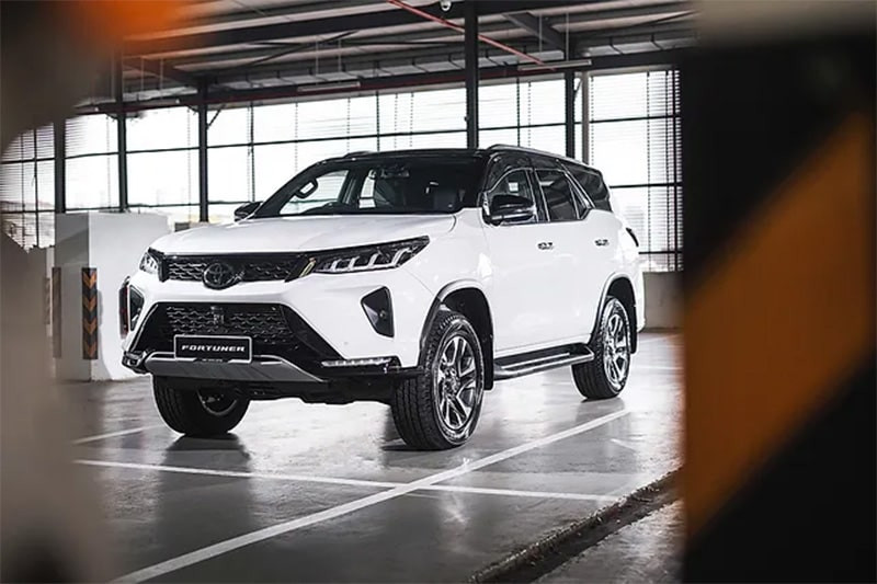 Hình ảnh xe Toyota Fortuner 2021 đã qua sử dụng, đang đỗ trên đường.