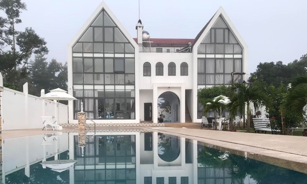 Hồ bơi tại Hanbi Castle Homestay Pleiku trải dài trước mặt tiền