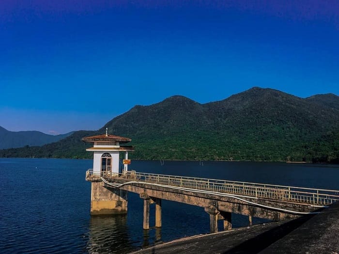 Nước hồ trong xanh màu ngọc bích