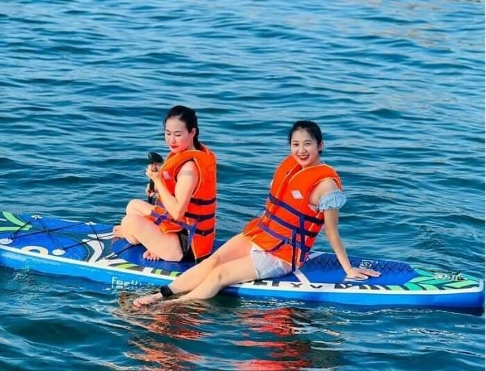 Chèo thuyền trên hồ được nhiều người yêu thích