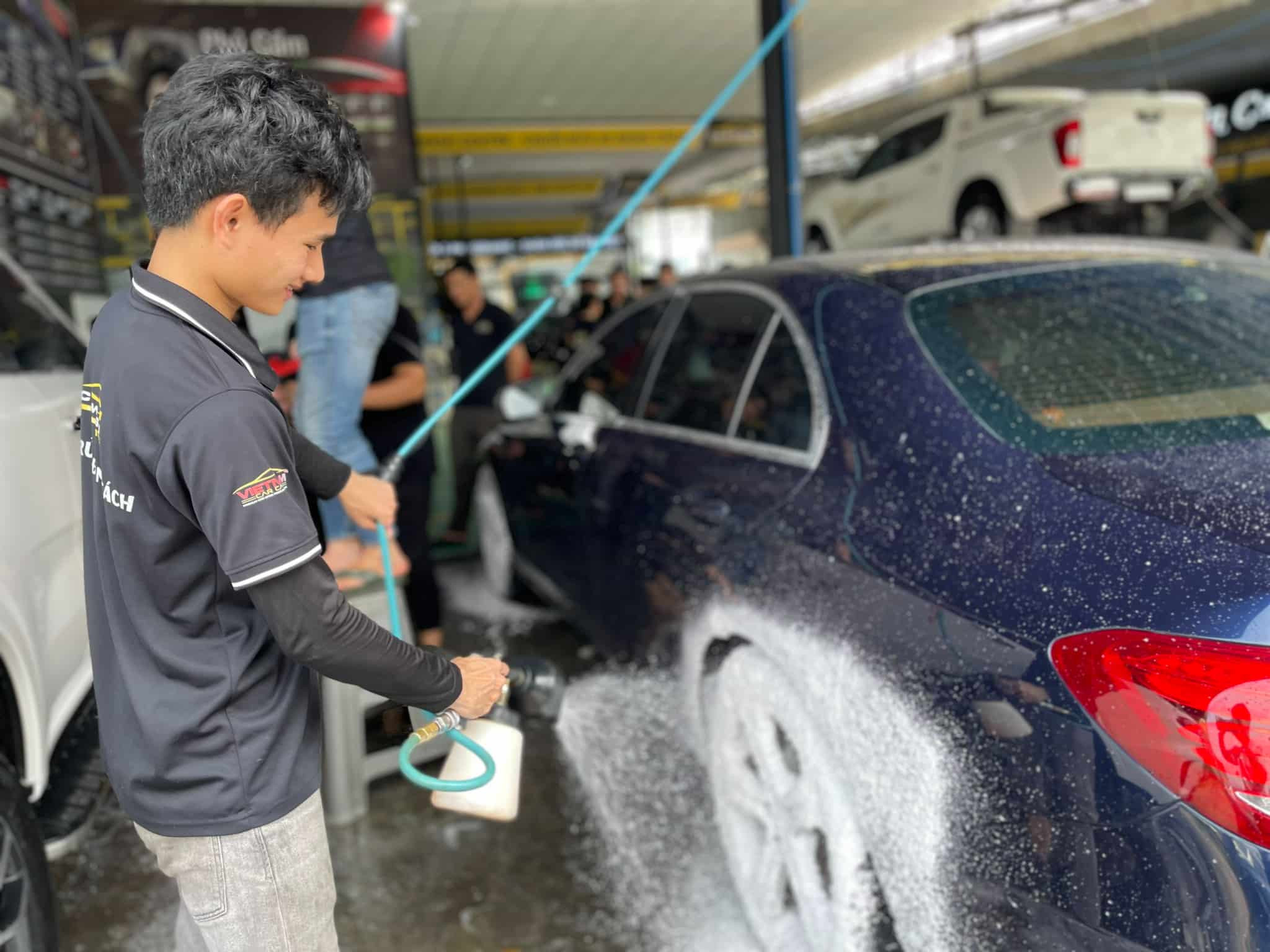 Hóa chất và dung dịch dùng để rửa xe ô tô chuyên nghiệp có nguồn gốc rõ ràng.