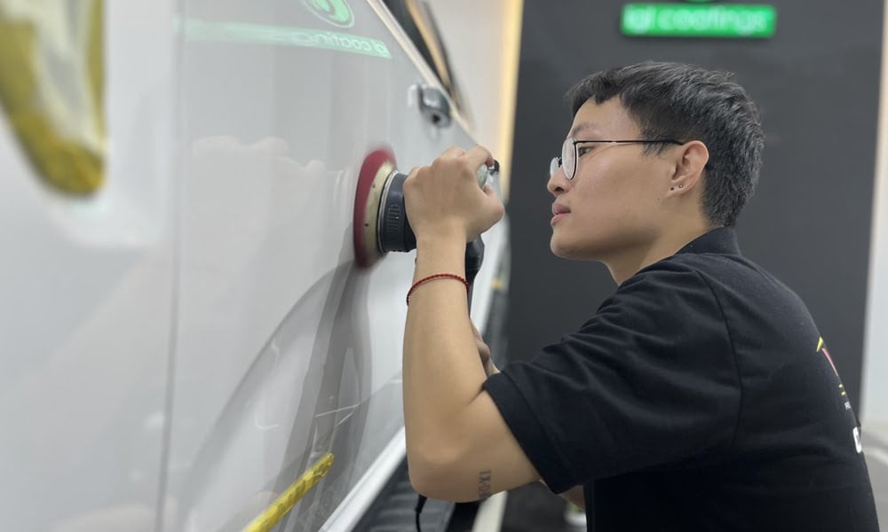 Hoàn thiện bằng cách phủ lớp bảo vệ sơn