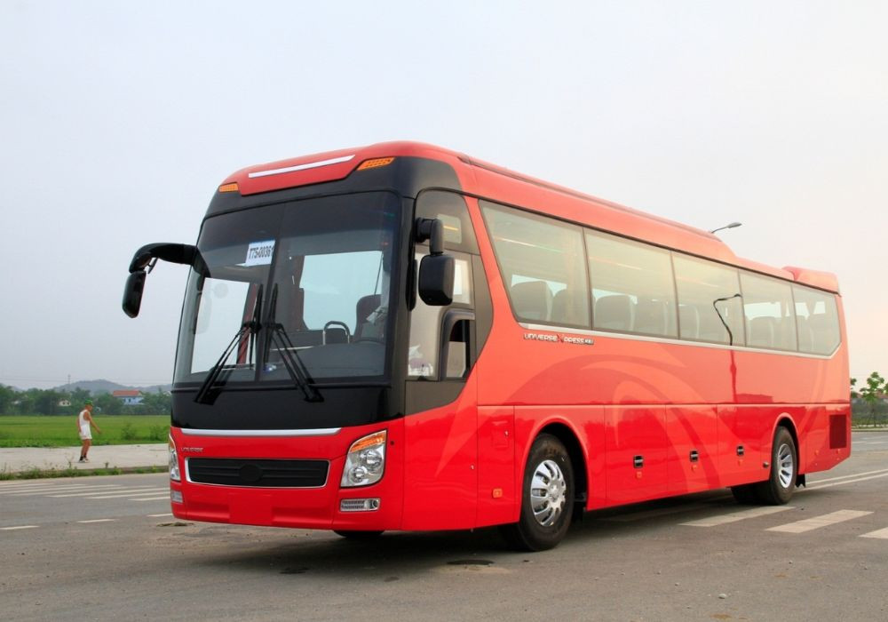 Hoàng Phương Limousine với ngoại thất đỏ cam nổi bật