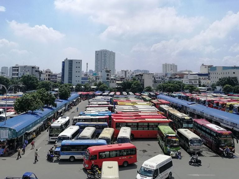 Hoạt động nhộn nhịp bên trong khu vực Bến xe Nước Ngầm