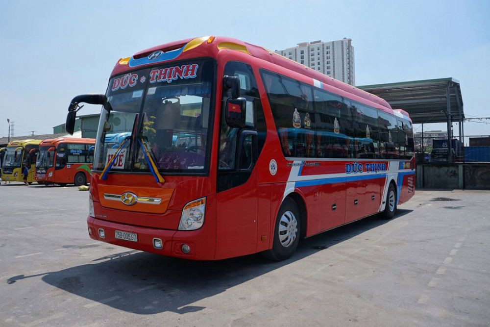 Hoạt động tấp nập của các nhà xe tại Bến xe phía Bắc Huế
