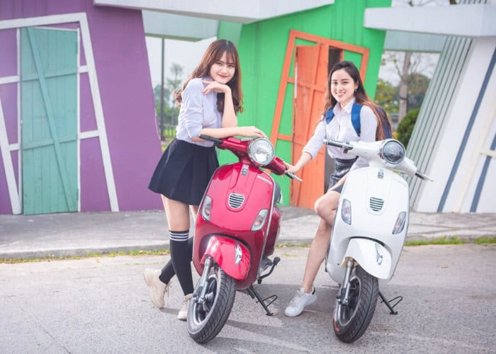 Học sinh điều khiển xe máy điện nhẹ an toàn trên phố