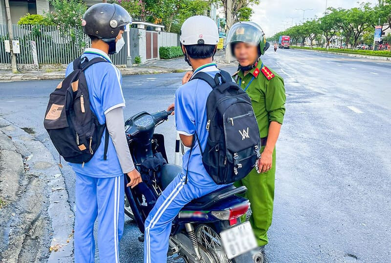 Học sinh dưới 16 tuổi bị phạt cảnh cáo khi vi phạm luật giao thông