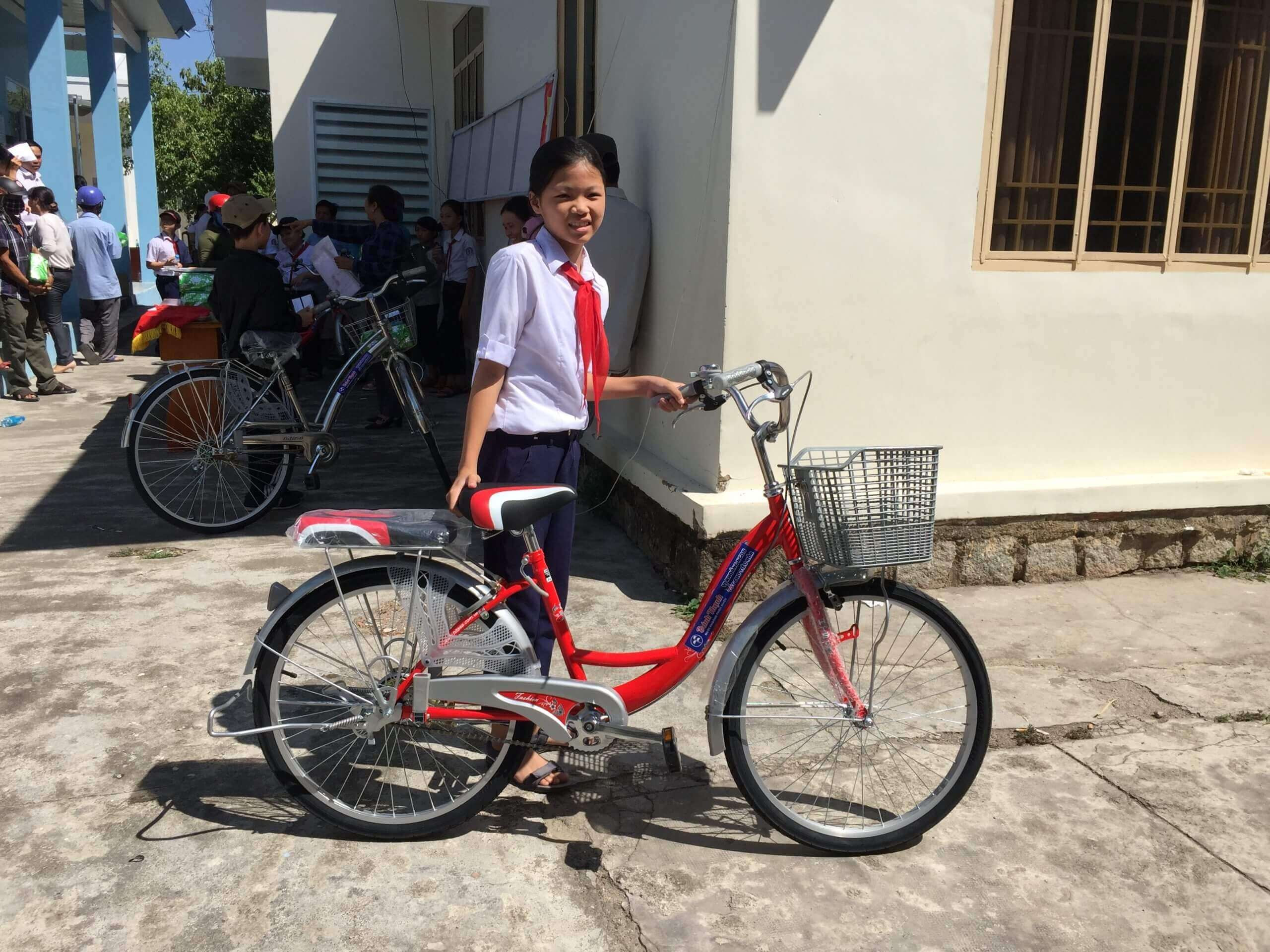Học sinh trung học đạp xe trên đường đến trường