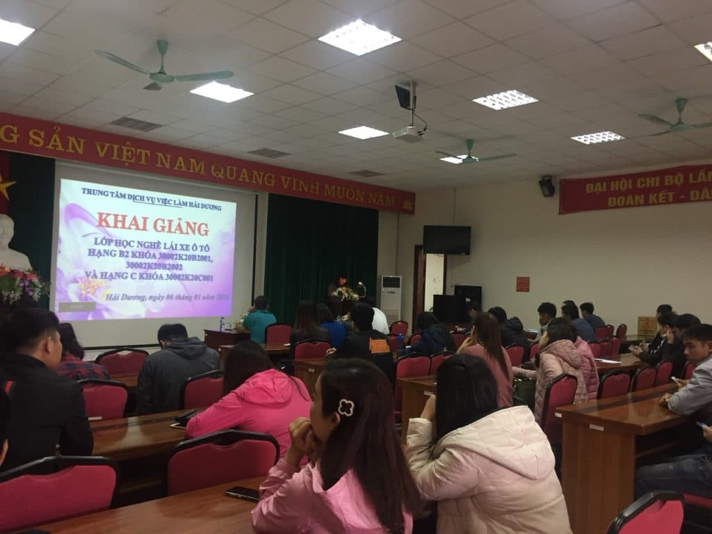 Học viên tập trung học lý thuyết lái xe ô tô tại Bình Giang