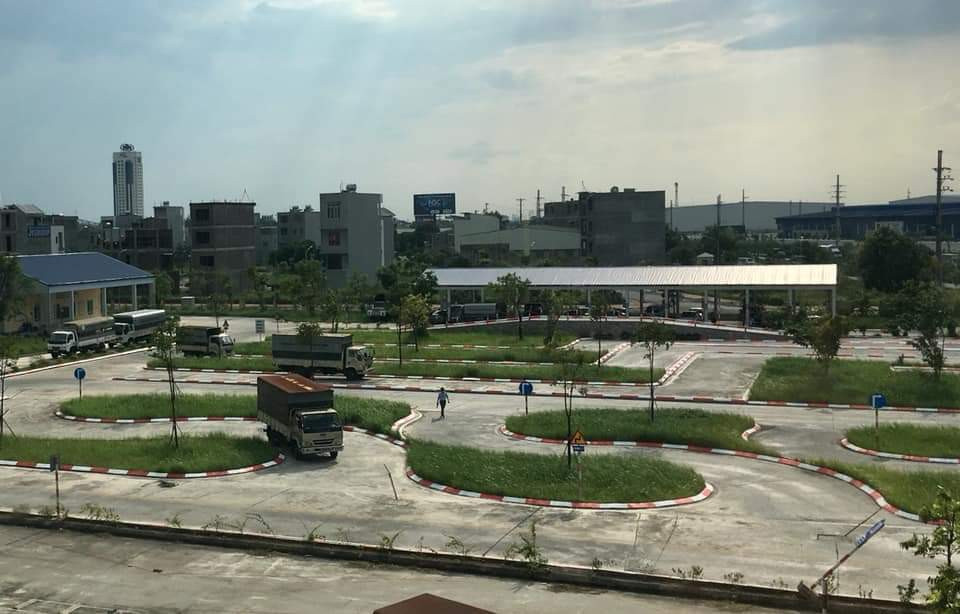 Học viên thực hành lái xe ô tô B2 trên sân tập
